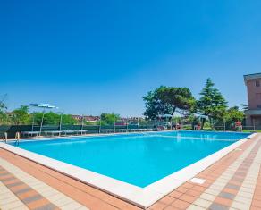 vear en holiday-homes-swimming-pool-lido-delle-nazioni-zs1-37 019